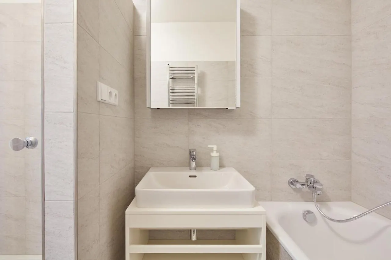 Prague Days - Designer Condo - Trendy Neighborhood 0*,  Tjeckien
